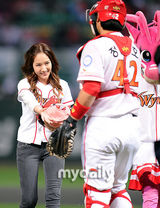 组图：韩星朴敏英为棒球赛开球 长发披肩可爱吐舌