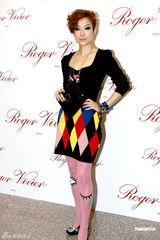 组图：郑秀文出席品牌店开张 另类丝袜夺人眼球