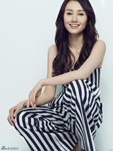 组图：袁泉写真笑容暖人 长发微卷女人味足