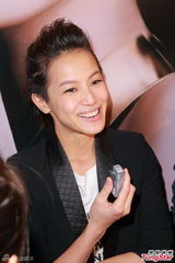 组图：何韵诗金马演唱失准 与容祖儿同场不相见