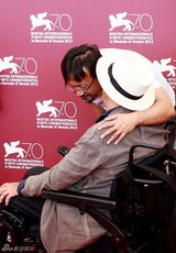 组图：威尼斯影展评委亮相 姜文戴眼镜显斯文