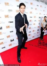 组图：《对的错误》首映 莎拉-坎宁着抹胸裙