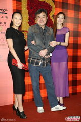 组图：黄小柔出嫁盼造人 穿低胸婚纱挽老公亮相