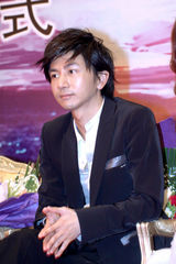 高清组图：谢霆锋宣传新剧撞旧爱王菲 同穿人字拖鞋