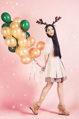 组图：严艺丹粉嫩圣诞大片 化身麋鹿小红帽