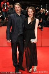 组图：《皇室风流史》首映 麦德斯透视黑裙秀美腿