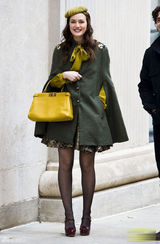 高清组图：莉顿-梅斯特街拍 斗篷大衣搭配花裙