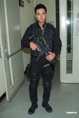 组图：宣萱马德钟等《飞虎》举枪宣传大结局