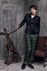 高清图：刘谦新写真曝光 绅士造型演绎魔幻奇境