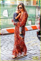 组图：米兰达深V长裙美艳 小宝贝幸福躺妈肩头