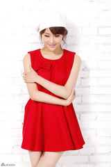 组图：贾青变身“俏丽娃娃” 全新写真甜美可爱