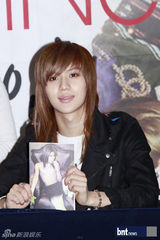 组图：韩团SHINee出席新碟《Sherlock》粉丝签名会