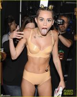 策划：哪吒头成新流行 麦莉凯蒂佩里撞发型