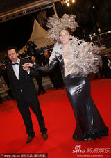 幻灯图集：《记忆前世的人》首映 艳星金裙博眼球
