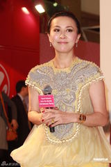 组图：刘嘉玲蛋糕裙大秀美腿 赞梁朝伟细心体贴