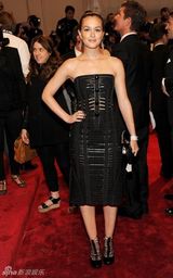 组图：美国时装学院庆典举行 众明星红毯竞艳