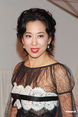 组图：历任港姐聚首 朱玲玲赞张名雅皮肤好