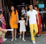 组图：田亮举家捞金表情夸张 森碟活泼萌态十足