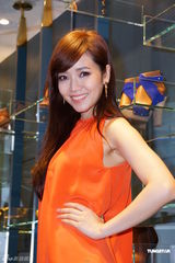 高清组图：侯佩岑娇俏代言 谈造人称顺其自然