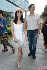 组图：杨采妮婚宴翌日携夫会亲友 称洞房好开心