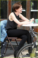 组图：海瑟薇帅气现身片场 豪放大笑不顾形象