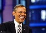组图：奥巴马做客《今夜秀》 与NBC美女制作玩亲密