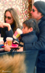 幻灯图集：茱莉和皮特带四个孩子郊游 享用午餐 