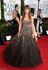高清图：68届金球奖红毯 奥利维亚-维尔德礼服闪耀