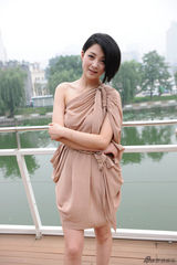 组图：殷桃祖峰张瑶蔡鹭时尚写真个性足