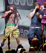 组图：麻辣鸡个唱粉丝强行上台 与保镖激烈扭打