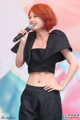 组图：杨丞琳红发抢镜 大秀小蛮腰粉丝饱眼福