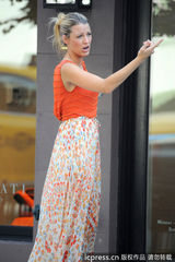 组图：莱弗利碎花裙赶拍《绯闻女孩》 搞怪表情不断