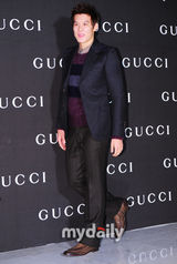 组图：韩彩英大红裙站台十足抢镜 申世京低胸性感