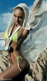 组图：超模坎蒂丝登ELLE封面 大秀喷血身材