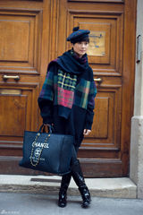 李宇春巴黎街拍写真 毛线帽俏皮可爱