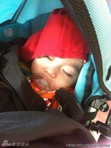 组图：微镜头下的小小志 呆萌可爱完胜童颜老爸