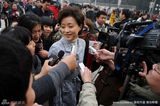 幻灯图：政协会议开幕首日 杨澜关注女大学生就业 