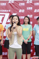 组图：歌迷自发致敬黄家驹 举行海阔天空百人奏