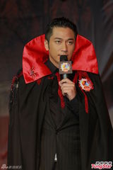 组图：吴卓羲宣传万圣节扮吸血鬼 高海宁险走光