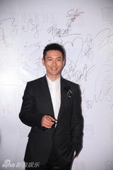 组图：群星亮相《首映》慈善跨年晚会红毯