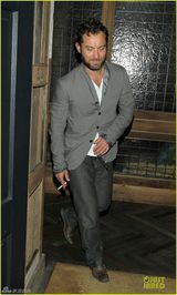 组图：裘德-洛络腮胡形象现身 装扮绅士型男