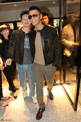 组图：黄晓明香港出席品牌开幕 酷帅显成熟自信