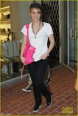 组图：夏奇拉清新造型逛街 美国之声第六季回归