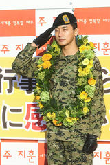 高清图：韩星朱智勋正式退役 500粉丝不畏严寒迎接