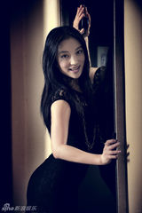 组图：张慧君蕾丝裙大秀好身材 主持拍片两不误