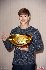 组图：金钟国穿中国传统服装 贴身抱女粉丝