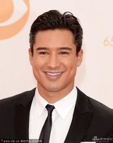 组图：艾美红毯男星马里奥·洛佩兹灿笑迷人