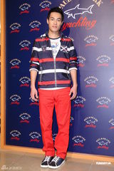 组图：王阳明出席品牌活动 获温升豪赞身材好