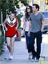 组图：凯特-贝金赛尔全家出游 女儿兔牙可爱青春靓丽