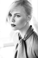 组图：查理兹-塞隆金发妖娆红唇美艳